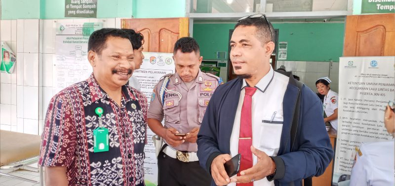 KTU RSUD TC Hillers Maumere Avelinus Marianus bersama KBO Satnarkoba Polres Sikka Aipda Leonardus Tunga di UGD, Selasa (17/3)