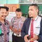 KTU RSUD TC Hillers Maumere Avelinus Marianus bersama KBO Satnarkoba Polres Sikka Aipda Leonardus Tunga di UGD, Selasa (17/3)
