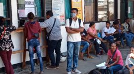 Suasana pelayanan dokumen kependudukan di Kantor Dinas Dukcapil Sikka, Rabu (18/3)