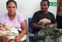 Elisabeth Masar didampingi suaminya di Gedung Poliklinik RSUD TC Hillers Maumere, Sabtu (21/3)