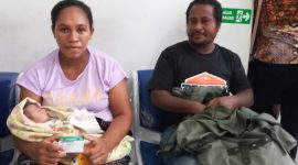 Elisabeth Masar didampingi suaminya di Gedung Poliklinik RSUD TC Hillers Maumere, Sabtu (21/3)