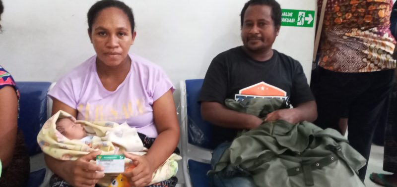 Elisabeth Masar didampingi suaminya di Gedung Poliklinik RSUD TC Hillers Maumere, Sabtu (21/3)