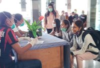Beberapa penumpang sedang menyampaikan data dan keterangan kepada petugas dari Satuan Gugus Tugas Covid di Bandara Frans Seda Maumere, Minggu (22/3)
