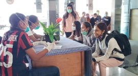 Beberapa penumpang sedang menyampaikan data dan keterangan kepada petugas dari Satuan Gugus Tugas Covid di Bandara Frans Seda Maumere, Minggu (22/3)