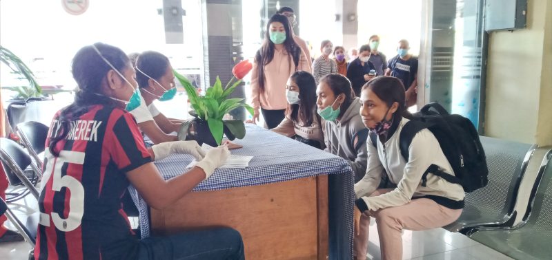 Beberapa penumpang sedang menyampaikan data dan keterangan kepada petugas dari Satuan Gugus Tugas Covid di Bandara Frans Seda Maumere, Minggu (22/3)