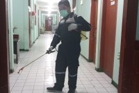 Petugas sedang menyemprot cairan disindektan di RSUD TC Hillers Maumere, Senin (23/3)