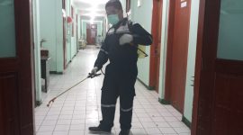 Petugas sedang menyemprot cairan disindektan di RSUD TC Hillers Maumere, Senin (23/3)