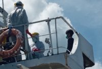 Seorang dokter sedang melakukan pemeriksaan awal terhadap pasien rujukan terduga Covid, Rabu (25/3)