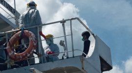 Seorang dokter sedang melakukan pemeriksaan awal terhadap pasien rujukan terduga Covid, Rabu (25/3)