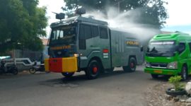 Water cannon sedang menyemprot cairan disinfektan, Kamis (26/3)