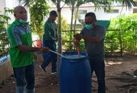 Aktifis Hakli Sikka sedang meracik cairan disinfektan, Jumat (27/3)