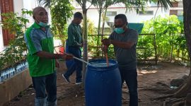 Aktifis Hakli Sikka sedang meracik cairan disinfektan, Jumat (27/3)