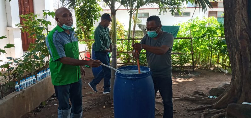 Aktifis Hakli Sikka sedang meracik cairan disinfektan, Jumat (27/3)