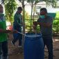 Aktifis Hakli Sikka sedang meracik cairan disinfektan, Jumat (27/3)