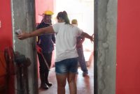 Petugas menyemprot seorang pekerja tempat hiburan malam di Desa Nele Urung Kecamatan Nele, Sabtu (28/3)