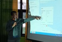 Kepala Dinas Kesehatan Kabupaten Sikka Petrus Herlemus sedang paparkan perkembangan kasus Covid 19, Sabtu (28/3)