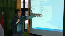 Kepala Dinas Kesehatan Kabupaten Sikka Petrus Herlemus sedang paparkan perkembangan kasus Covid 19, Sabtu (28/3)