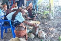 Proses ritual adat mengusir corona di Desa Korobhera Kecamatan Mego, Senin (30/3)