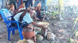 Proses ritual adat mengusir corona di Desa Korobhera Kecamatan Mego, Senin (30/3)
