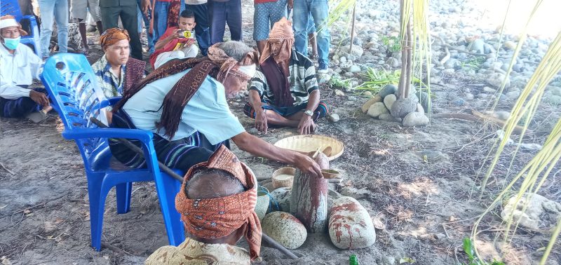 Proses ritual adat mengusir corona di Desa Korobhera Kecamatan Mego, Senin (30/3)