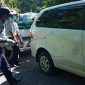 Petugas Dishub Sikka sedang menyemprot cairan disinfektan ke mobil yang melintasi perbatasan Kabupaten Sikka dan Kabupaten Ende, Senin (30/3)