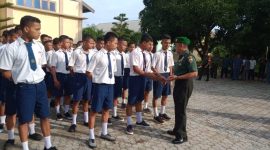 Dandim Sikka berdialog dengan siswa Seminari BSB Maumere, Senin (2/3)