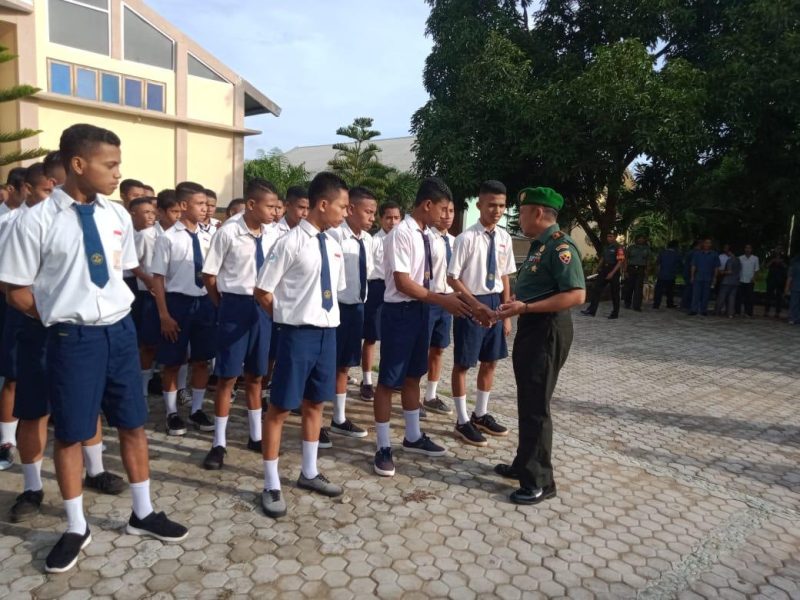 Dandim Sikka berdialog dengan siswa Seminari BSB Maumere, Senin (2/3)