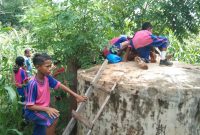 Para pelajar di Kecamatan Magepanda sedang memantau sarang nyamuk pada bak penampung air di salah satu rumah warga, Sabtu (7/3)