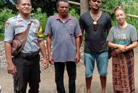 Babinkantibmas Kolisia B Bripka Yohanes Aprilyance pose bersama Silfera Yanti Rosy alias Jessica