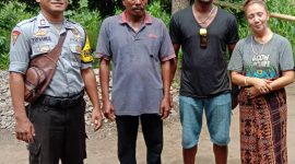 Babinkantibmas Kolisia B Bripka Yohanes Aprilyance pose bersama Silfera Yanti Rosy alias Jessica