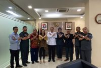 Sekretaris BP2MI dan pengurus JarNas Anti TPPO pose bersama usai dialog terkait kasus trafficking di Indonesia  Selasa (10/3)