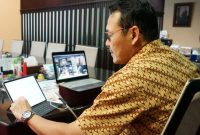 Direksi BPJS Kesehatan melakukan video confrence dengan jajarannya