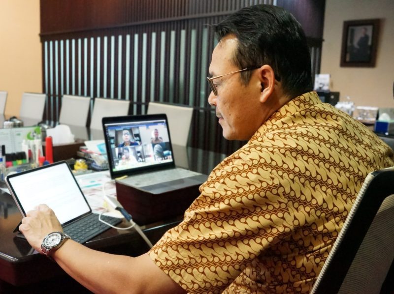 Direksi BPJS Kesehatan melakukan video confrence dengan jajarannya