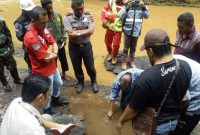 Suasana peninjauan beberapa lokasi tanah di Waduk Napunggete Kecamatan Waiblama, Selasa (17/3)