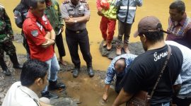 Suasana peninjauan beberapa lokasi tanah di Waduk Napunggete Kecamatan Waiblama, Selasa (17/3)