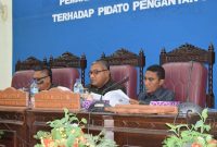Pimpinan DPRD Sikka dan Bupati Sikka mendengarkan pemandangan umum fraksi-fraksi, Rabu (18/3)