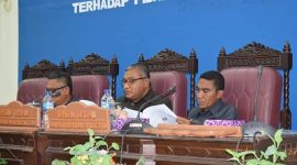 Pimpinan DPRD Sikka dan Bupati Sikka mendengarkan pemandangan umum fraksi-fraksi, Rabu (18/3)