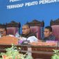 Pimpinan DPRD Sikka dan Bupati Sikka mendengarkan pemandangan umum fraksi-fraksi, Rabu (18/3)