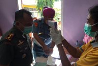Dandim Sikka menjalani pe.eriksaan suhu tubuh aebelum mengikuti Rakor Kesehatan Penanganan Covid 19, Jumat (20/3)