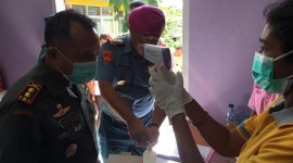 Dandim Sikka menjalani pe.eriksaan suhu tubuh aebelum mengikuti Rakor Kesehatan Penanganan Covid 19, Jumat (20/3)