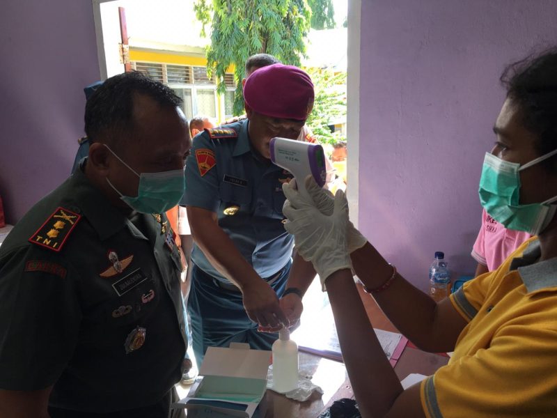 Dandim Sikka menjalani pe.eriksaan suhu tubuh aebelum mengikuti Rakor Kesehatan Penanganan Covid 19, Jumat (20/3)
