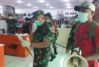 Dandim Sikka sedang sosialisasi pencegahan Covid 19 di Roxy Swalayan, Sabtu (21/3) (Foto: istimewa)