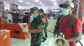 Dandim Sikka sedang sosialisasi pencegahan Covid 19 di Roxy Swalayan, Sabtu (21/3) (Foto: istimewa)