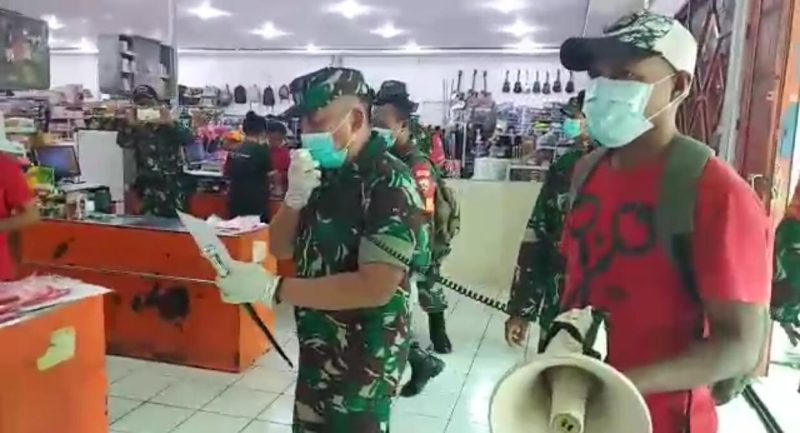 Dandim Sikka sedang sosialisasi pencegahan Covid 19 di Roxy Swalayan, Sabtu (21/3) (Foto: istimewa)