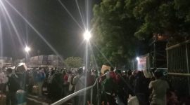 Penumpang yang baru turun dari KM Lambelu, antri untuk mengukur suhu tubuh di Pelabuhan Laurens Say Maumere, Senin (23/3) malam