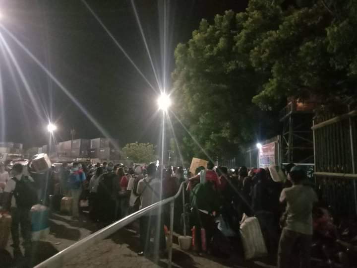 Penumpang yang baru turun dari KM Lambelu, antri untuk mengukur suhu tubuh di Pelabuhan Laurens Say Maumere, Senin (23/3) malam