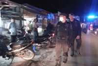 Tim Gabungan melakukan patroli pemberlakuan jam malam, Sabtu (28/3)