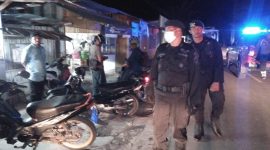 Tim Gabungan melakukan patroli pemberlakuan jam malam, Sabtu (28/3)