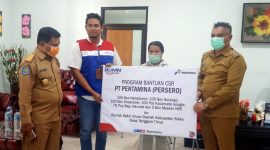Penyerahan bantuan APD dari Pertamina Maumere ke RSUD TC Hillers Maumere, Senin (30/3)