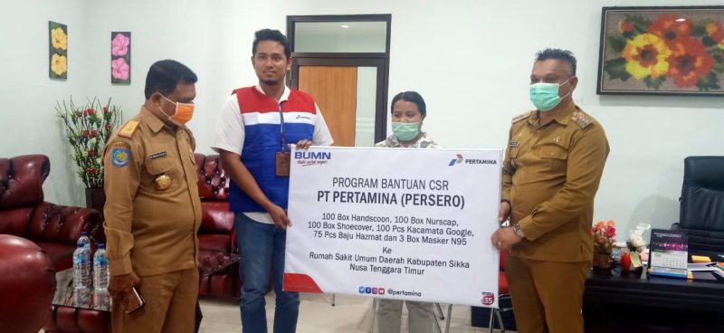 Penyerahan bantuan APD dari Pertamina Maumere ke RSUD TC Hillers Maumere, Senin (30/3)